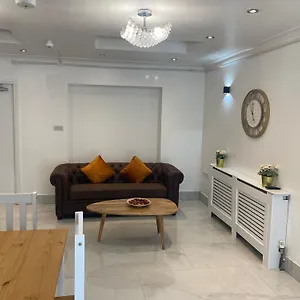 Newly Refurbished - Affordable Four Bedroom Semi-detached House Near Luton Airport And Luton Hospital Apartment Luton (Bedfordshire)